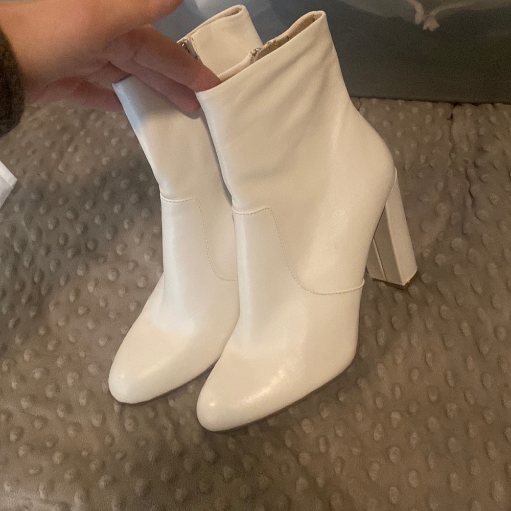White leather upper Steve Madden heeled boots